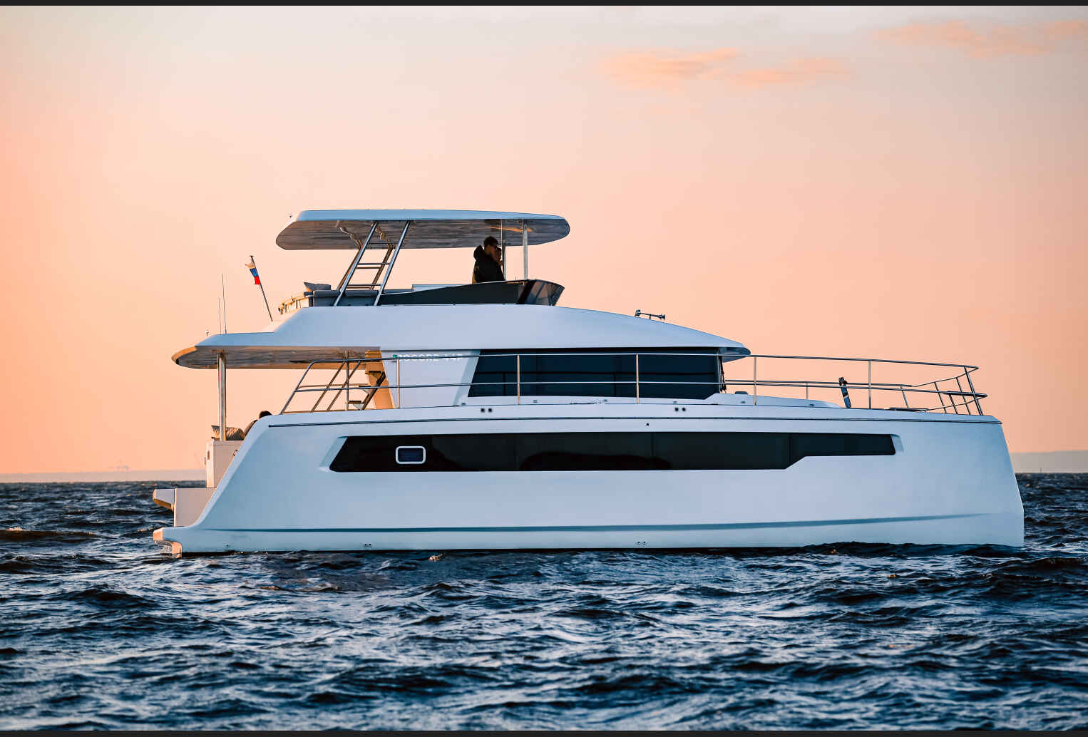 Аренда VIP-катамарана JOCORE A в Санкт-Петербурге