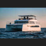 Аренда VIP-катамарана JOCORE A в Санкт-Петербурге – панорамная палуба и интерьер в стиле люкс