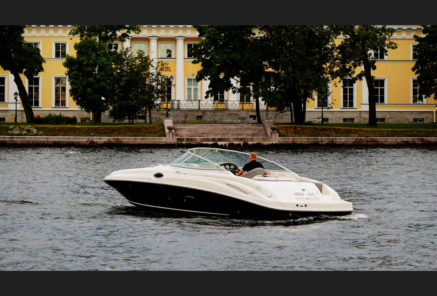 Аренда катера Sea Ray 270 в Санкт-Петербурге — VIP-чартер