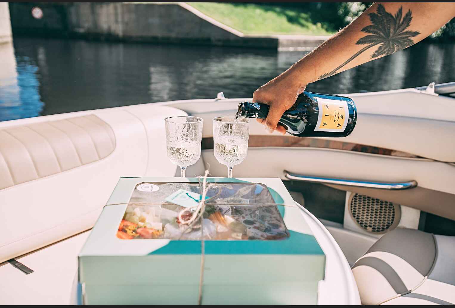 Катер Moulin Rouge