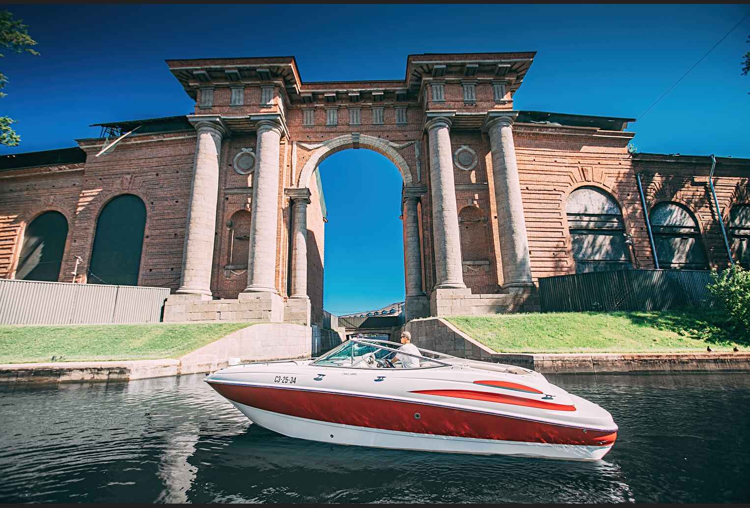 Катер Moulin Rouge