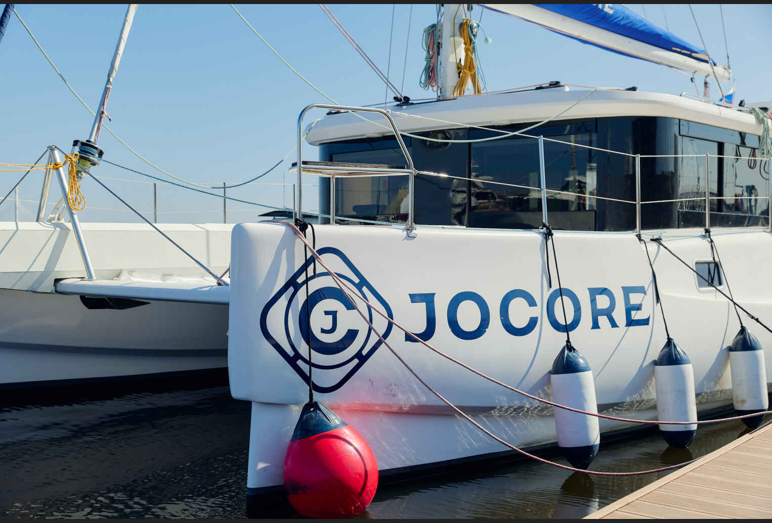 Аренда премиального парусного катамарана «JOCORE» в Санкт-Петербурге