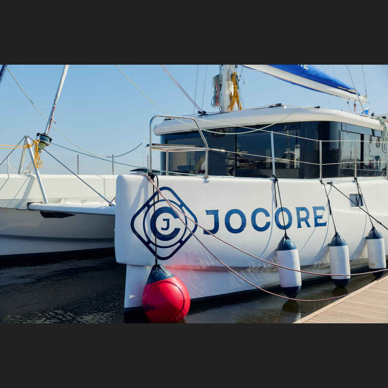 Аренда премиального парусного катамарана «JOCORE» в Санкт-Петербурге