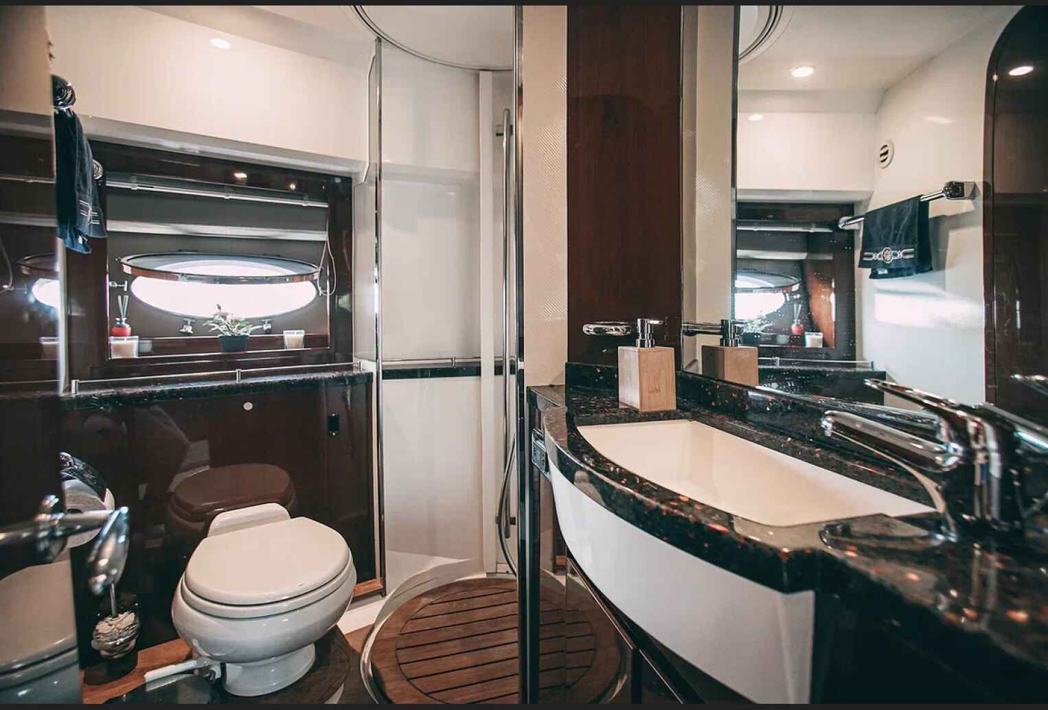 Яхта Princess 58 в аренду в Санкт-Петербурге — роскошный интерьер и просторная палуба для мероприятий"